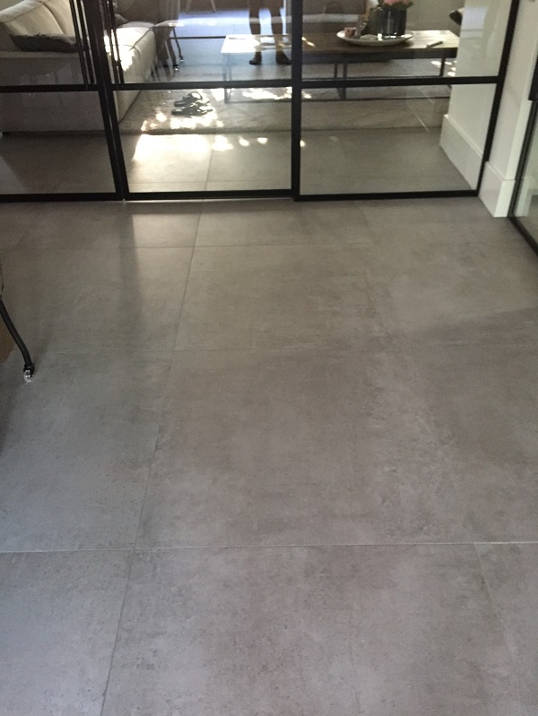 Vloertegel-90x90-cm-Moss-Grijs-H91-betonlook-in-de-woonkamer-gelegd-2 Vloertegel 90x90 cm Moss Grijs H91 betonlook met modern design