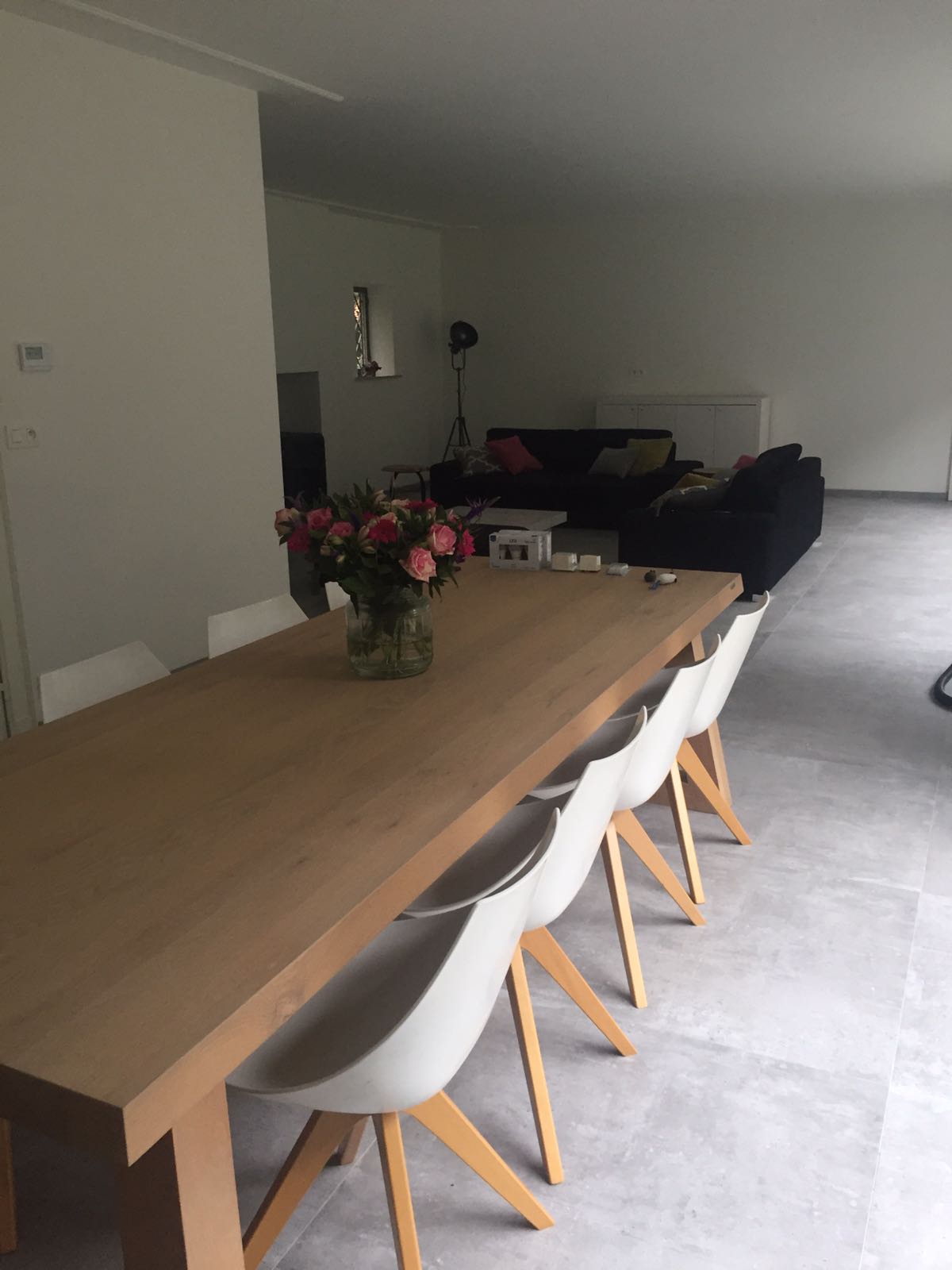 Vloertegel-90x90-cm-Moss-Grijs-H91-betonlook-op-de-vloer-gelegd-2 Vloertegel 90x90 cm Moss Grijs H91 betonlook met modern design