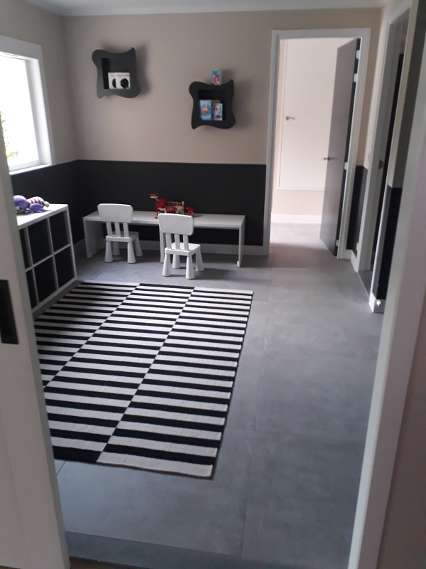 Vloertegel-90x90-cm-Moss-Grijs-H91-betonlook-woonkamer-plavuis-2 Vloertegel 90x90 cm Moss Grijs H91 betonlook met modern design