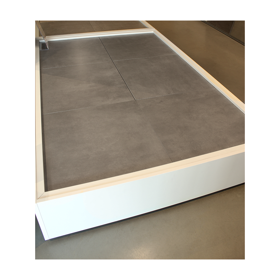 Vloertegel 90x90 cm betonlook Fairy Dark donker grijs H96 in de showroom Vloertegel 90x90 cm betonlook Fairy Dark donker grijs H96 in de showroom - ook leverbaar in 60x60 cm