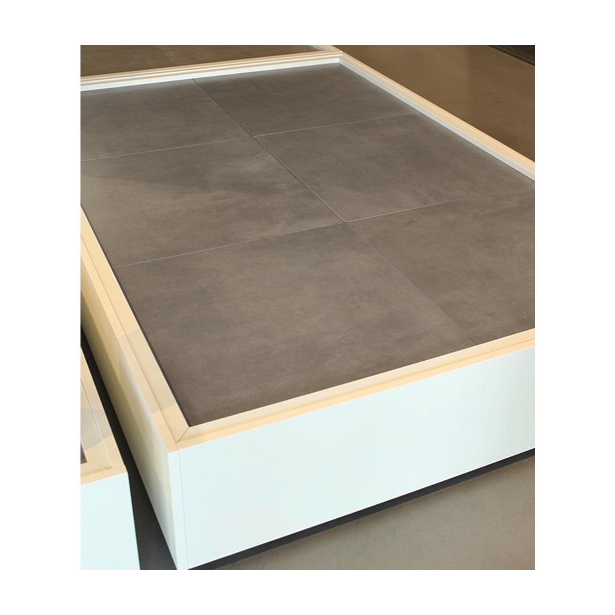 Vloertegel 90x90 cm betonlook Fairy Dark donker grijs H96 Vloertegel 90x90 cm betonlook Fairy Dark donker grijs H96 in de showroom - ook leverbaar in 60x60 cm