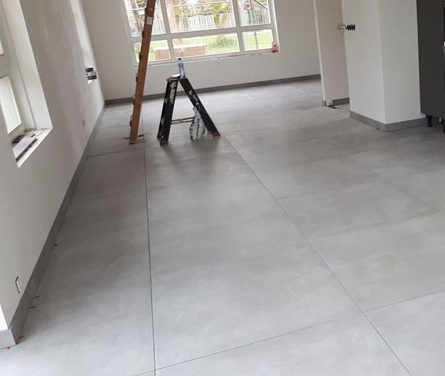 Vloertegel-90x90-cm-betonlook-Fairy-Grijs-H97-in-de-woonkamer-1 Vloertegel 90x90 cm betonlook Fairy Grijs H97 in de woonkamer