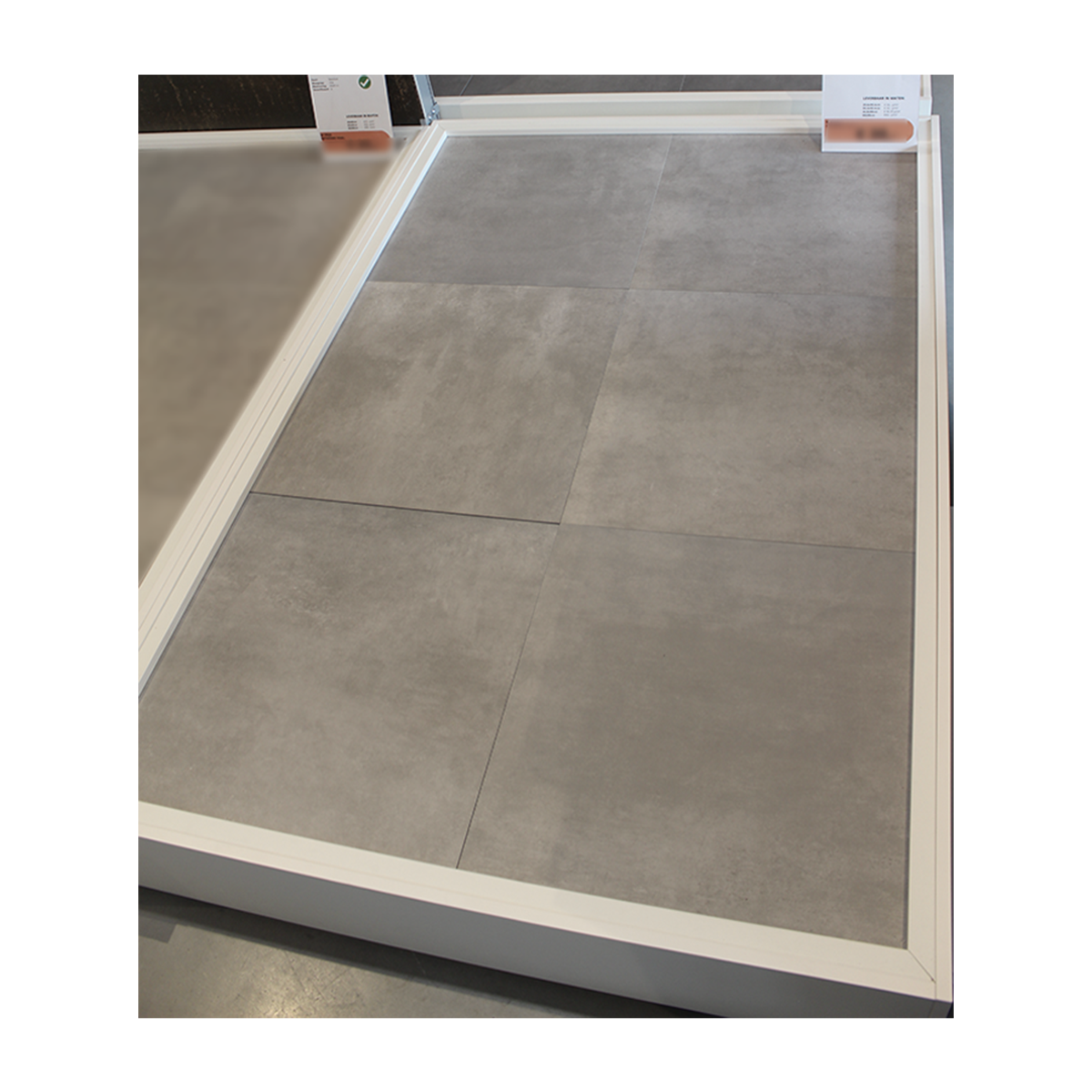 Vloertegel 90x90 cm betonlook Fairy grijs H97 in de showroom Vloertegel 90x90 cm betonlook Fairy grijs H97 in de showroom - ook leverbaar in 60x60 cm