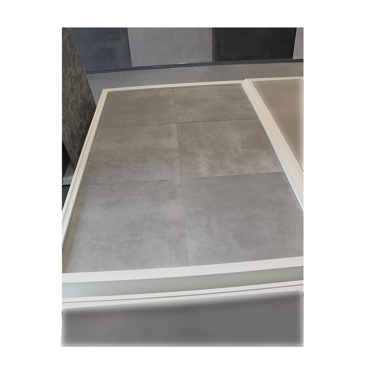 Vloertegel 90x90 cm betonlook Fairy grijs H97 in de showroom_ Vloertegel 90x90 cm betonlook Fairy grijs H97 in de showroom - ook leverbaar in 60x60 cm