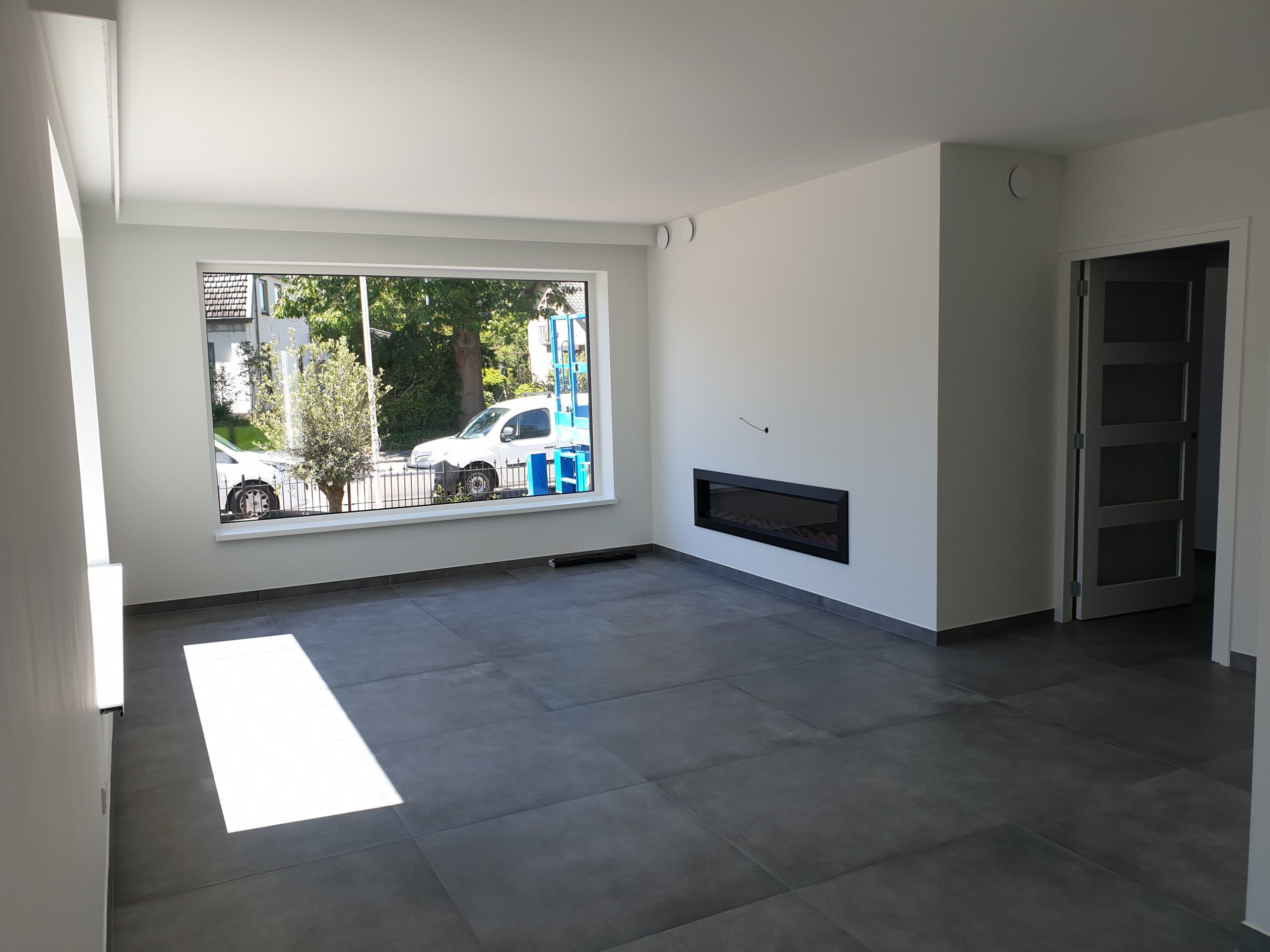 Vloertegel-90×90-cm-Betonlook-Antraciet-Lux-A23-in-begane-grond-scaled-2 Vloertegel 90×90 cm Betonlook Antraciet Lux A23 ook leverbaar in meerdere afmetingen
