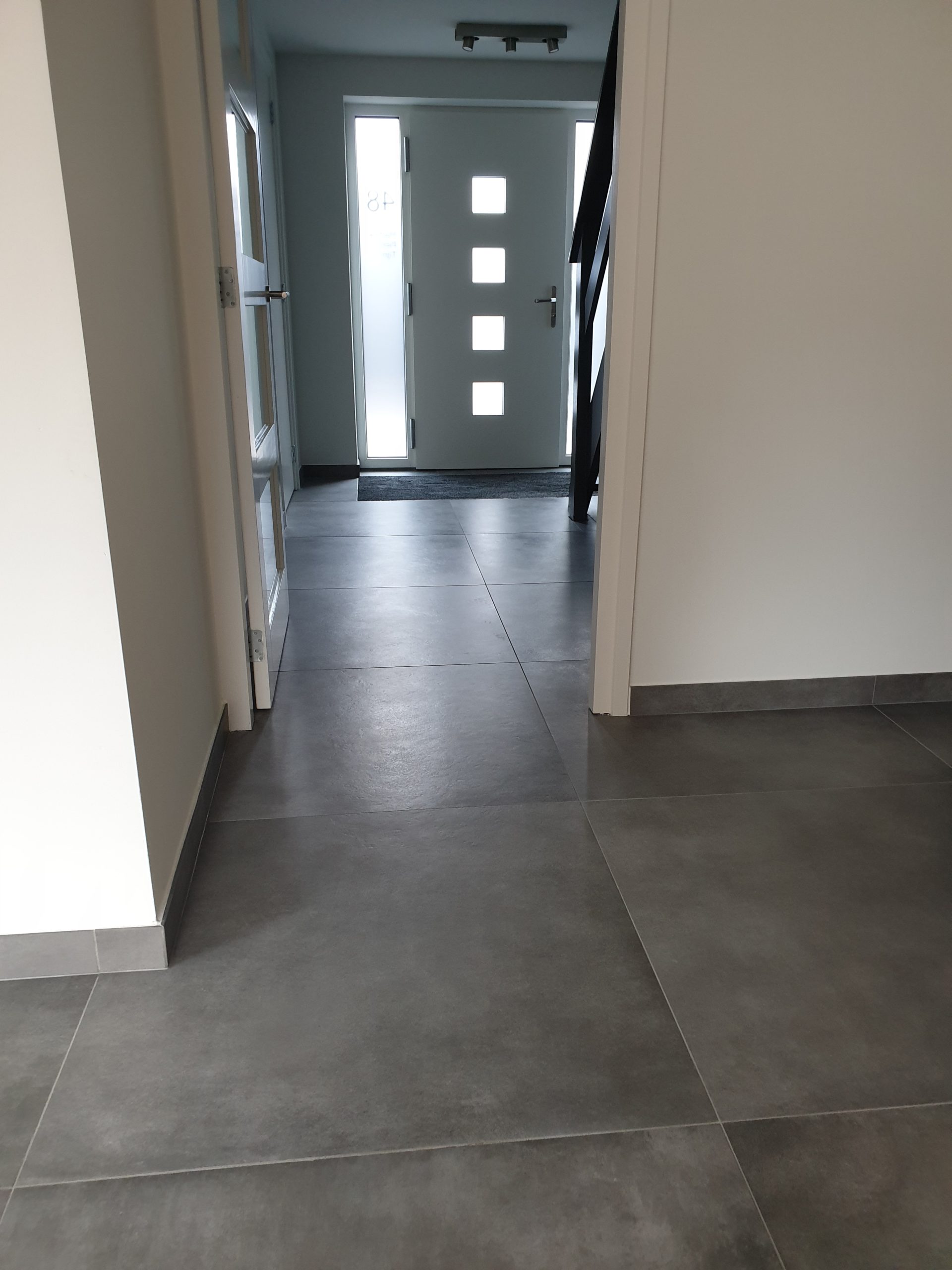 Vloertegel-90×90-cm-Betonlook-Antraciet-Lux-A23-in-de-gang-scaled-2 Vloertegel 90×90 cm Betonlook Antraciet Lux A23 ook leverbaar in meerdere afmetingen