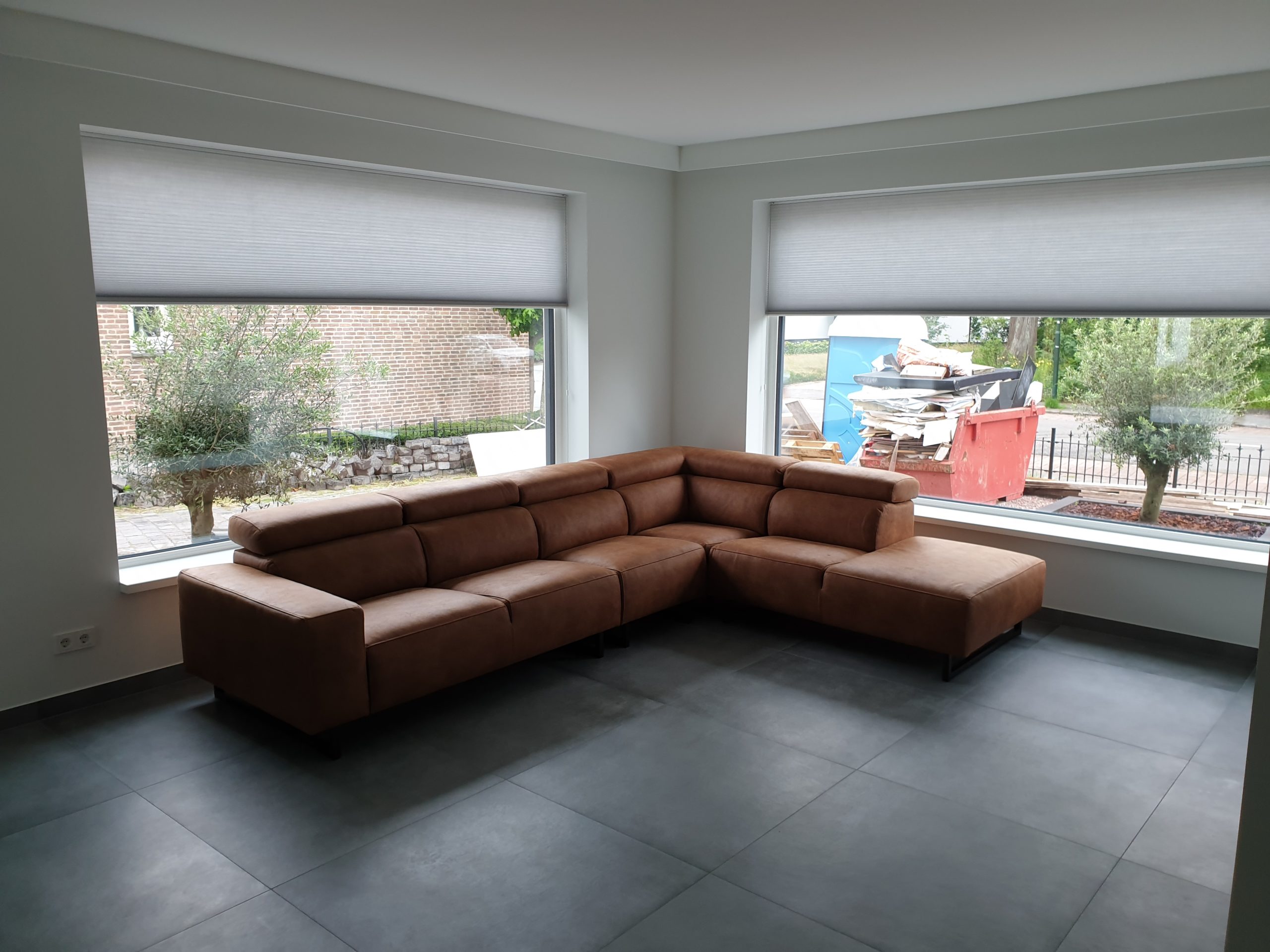 Vloertegel-90×90-cm-Betonlook-Antraciet-Lux-A23-in-de-woonkamer-scaled-2 Vloertegel 90×90 cm Betonlook Antraciet Lux A23 ook leverbaar in meerdere afmetingen
