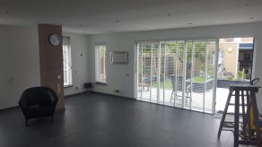 Vloertegel 90×90 cm Betonlook Donker grijs A28 in de woonkamer gelegd, ook in 60x60 cm en 30x60 cm leverbaar