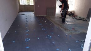 Vloertegel 90×90 cm Betonlook Donker grijs A28 tijdens het leggen, ook in 60x60 cm en 30x60 cm leverbaar