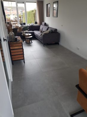 Vloertegel 90×90 cm Betonlook Grijs G27 is ook leverbaar in 30x60 cm en 60x60 cm. Met deze grijze betonlook tegels creëert u een luxe uitstraling in de ruimte. Betonlook tegels zijn goed te combineren met andere soort tegels zoals marmerlook, metaallook of houtlook.