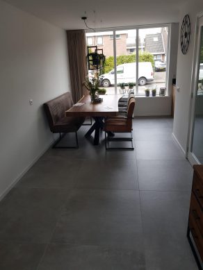 Vloertegel 90×90 cm Betonlook Grijs G27 is ook leverbaar in 30x60 cm en 60x60 cm. Met deze grijze betonlook tegels creëert u een luxe uitstraling in de ruimte. Betonlook tegels zijn goed te combineren met andere soort tegels zoals marmerlook, metaallook of houtlook.