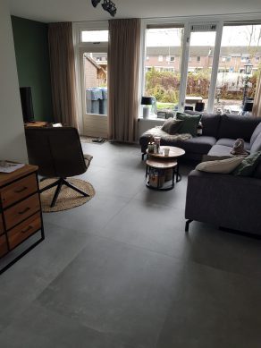 Vloertegel 90×90 cm Betonlook Grijs G27 is ook leverbaar in 30x60 cm en 60x60 cm. Met deze grijze betonlook tegels creëert u een luxe uitstraling in de ruimte. Betonlook tegels zijn goed te combineren met andere soort tegels zoals marmerlook, metaallook of houtlook.