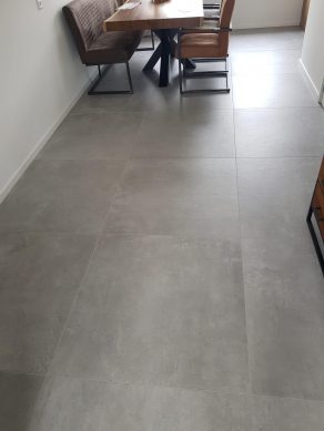 Vloertegel 90×90 cm Betonlook Grijs G27 is ook leverbaar in 30x60 cm en 60x60 cm. Met deze grijze betonlook tegels creëert u een luxe uitstraling in de ruimte. Betonlook tegels zijn goed te combineren met andere soort tegels zoals marmerlook, metaallook of houtlook.