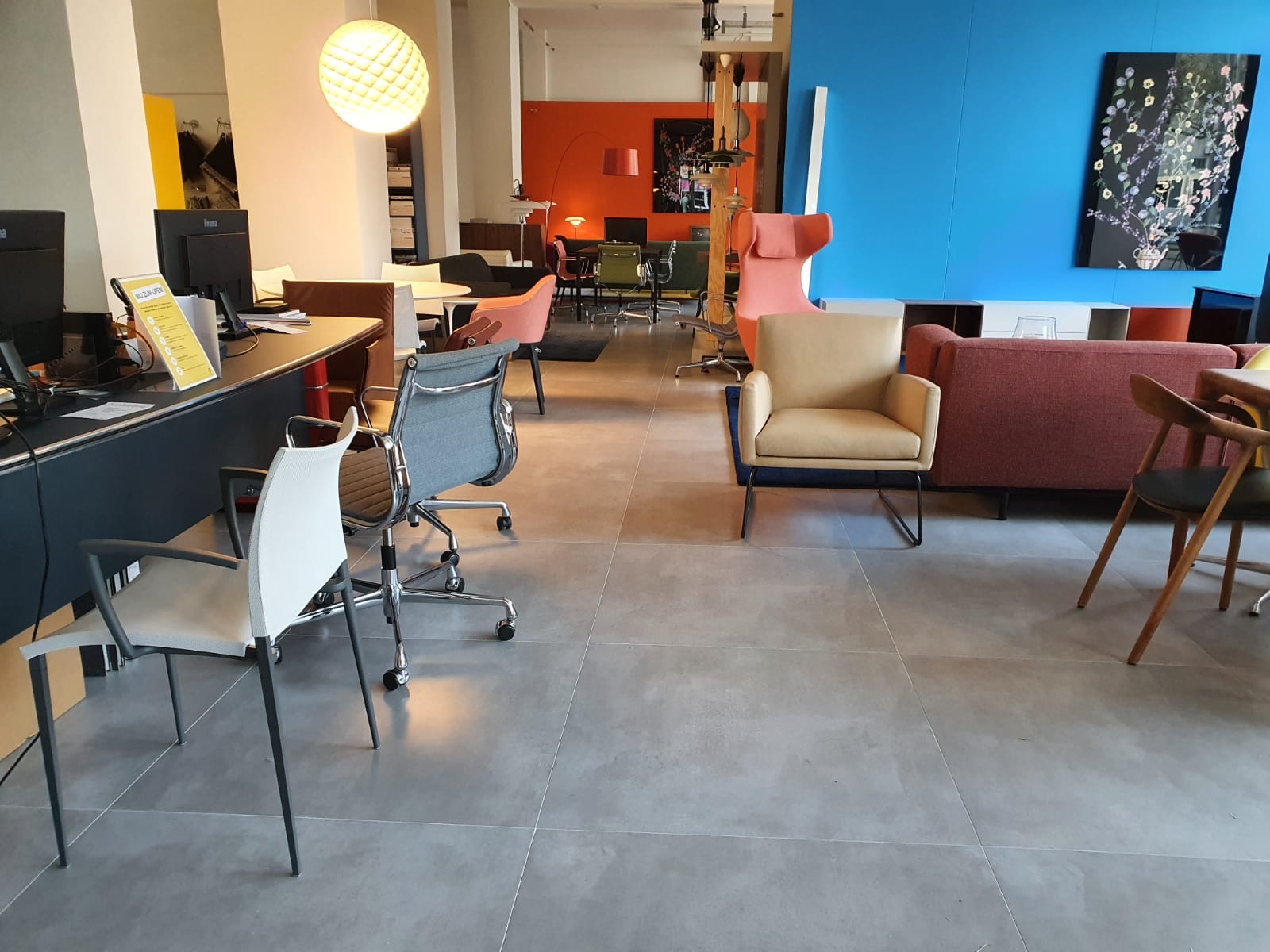 Vloertegel-90×90-cm-betonlook-Fairy-grijs-H97-in-de-kamer-2 Vloertegel 90×90 cm betonlook Fairy grijs H97 is ook leverbaar in 29,6x59,4 cm en 60x60 cm.