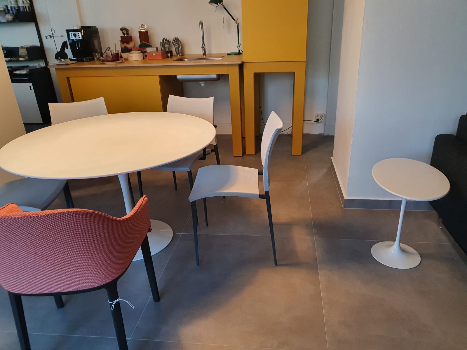 Vloertegel-90×90-cm-betonlook-Fairy-grijs-H97-in-de-ruimte-2 Vloertegel 90×90 cm betonlook Fairy grijs H97 is ook leverbaar in 29,6x59,4 cm en 60x60 cm.