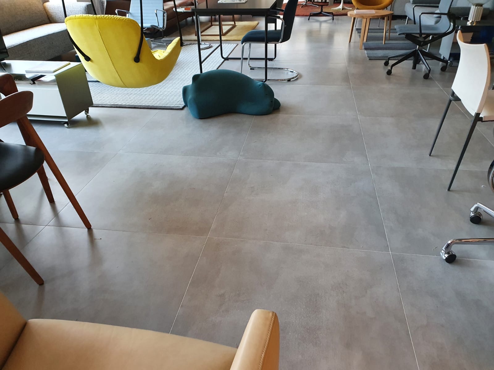 Vloertegel-90×90-cm-betonlook-Fairy-grijs-H97-in-de-woonkamer-2 Vloertegel 90×90 cm betonlook Fairy grijs H97 is ook leverbaar in 29,6x59,4 cm en 60x60 cm.