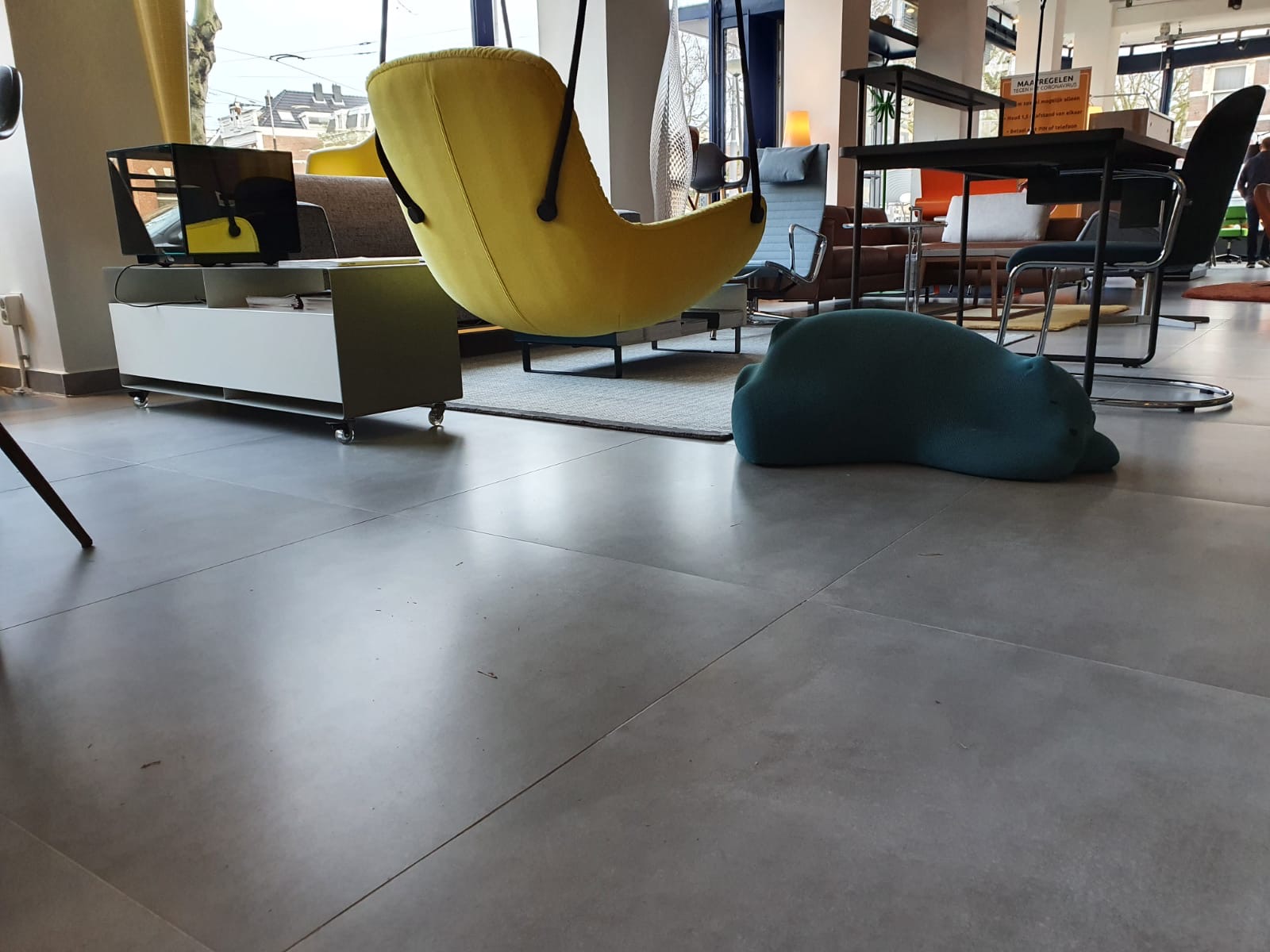 Vloertegel-90×90-cm-betonlook-Fairy-grijs-H97-op-de-vloer-geplaatst-2 Vloertegel 90×90 cm betonlook Fairy grijs H97 is ook leverbaar in 29,6x59,4 cm en 60x60 cm.