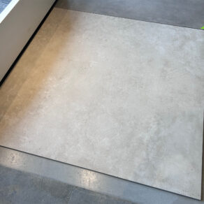 Vloertegel-Betonlook-Carn-taupe-G48-in-onze-showroom