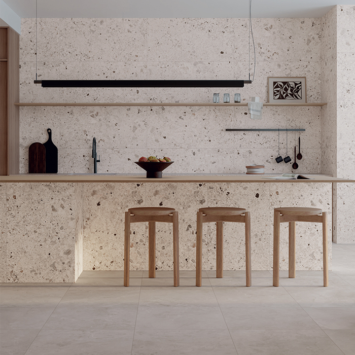 Vloertegel Terrazzolook Barca Beige Nav82 in de keuken gelegd_inspiratie foto