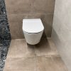Vloertegel betonlook Arca taupe G42 - toitlet voorbeeld van onze showroom