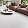 Vloertegel betonlook Hoop wit beige NAV70 als woonkamertegels gebruikt_inspiratie foto