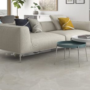 Vloertegel marmerlook Malaga Licht Grijs R35 in de woonkamer gelegd_inspiratie foto