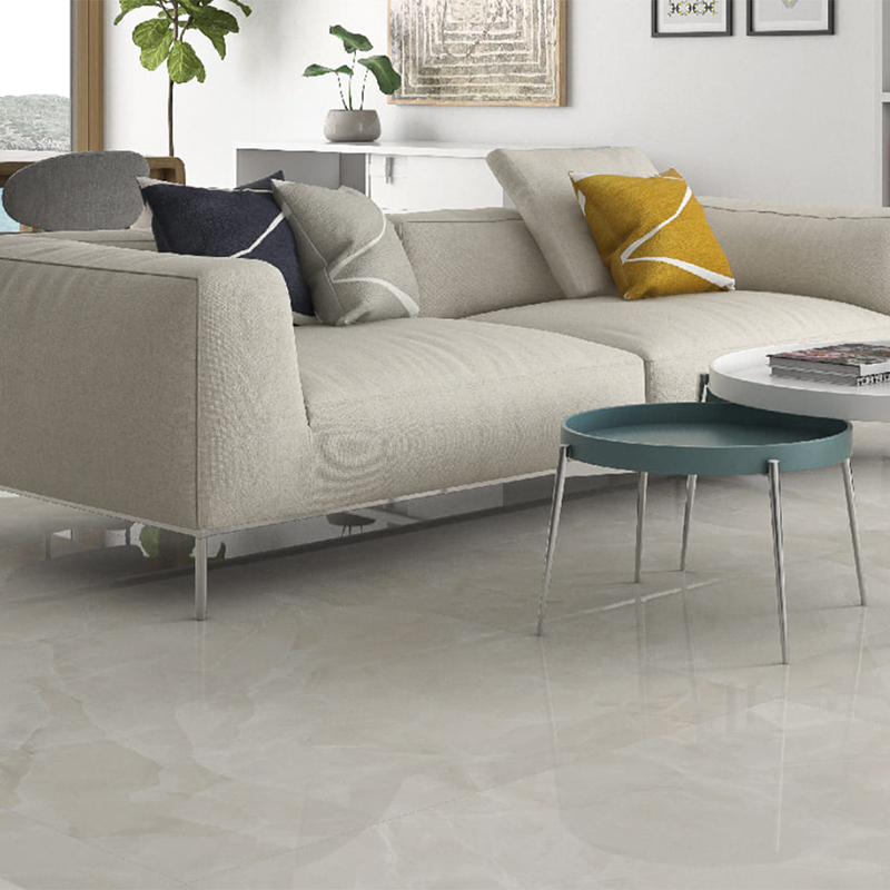 Vloertegel marmerlook Malaga Licht Grijs R35 in de woonkamer gelegd_inspiratie foto
