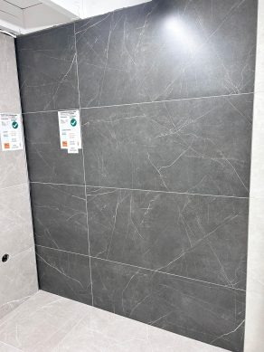Vloertegel marmerlook Seba Antraciet NAV46 leverbaar in 60x60 cm en 60x120 cm_showroom foto