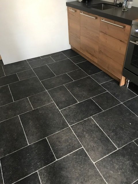 Vloertegel-mix-romaans-verband-belgisch-hardsteen-zwart-E12-in-de-keuken-rotated-2 Vloertegel mix romaans verband belgisch hardsteen zwart E12 in de keuken
