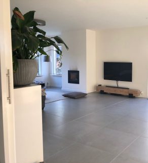 Vloertegels 75x75 cm betonlook grijs natura c16 in de woonkamer