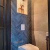Vloertegel betonlook 60x120 cm DC89 op de wand met Wandtegel donker blauw RBT153 - in het toilet