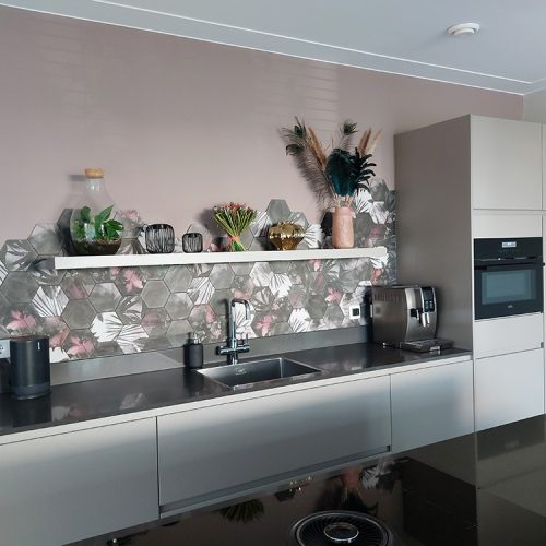 Vloertegel 13,9x16 cm Hexagon Ecoline Roze Grijs A191 als keukentegels gelegd