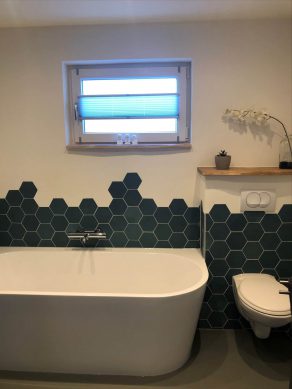 Vloertegel 13,9×16 cm Hexagon APE Nomade Turquesa A181 op de wand geplaatst in de badkamer.