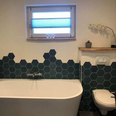 Vloertegel 13,9×16 cm Hexagon APE Nomade Turquesa A181 op de wand geplaatst in de badkamer.