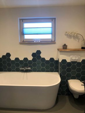 Wandtegel 13,9×16 cm Hexagon Groen A181 op de wand geplaatst in de badkamer.