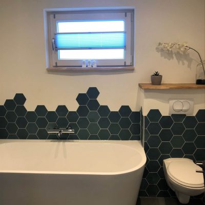 Vloertegel 13,9×16 cm Hexagon Groen A181 op de wand geplaatst in de badkamer.