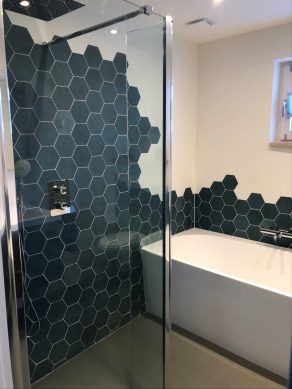 Vloertegel 13,9×16 cm Hexagon APE Nomade Turquesa A181 op de wand geplaatst in de badkamer.