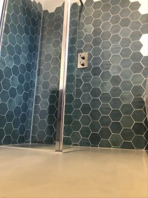 Vloertegel 13,9×16 cm Hexagon Nomade Turquesa A181 op de wand geplaatst in de badkamer.