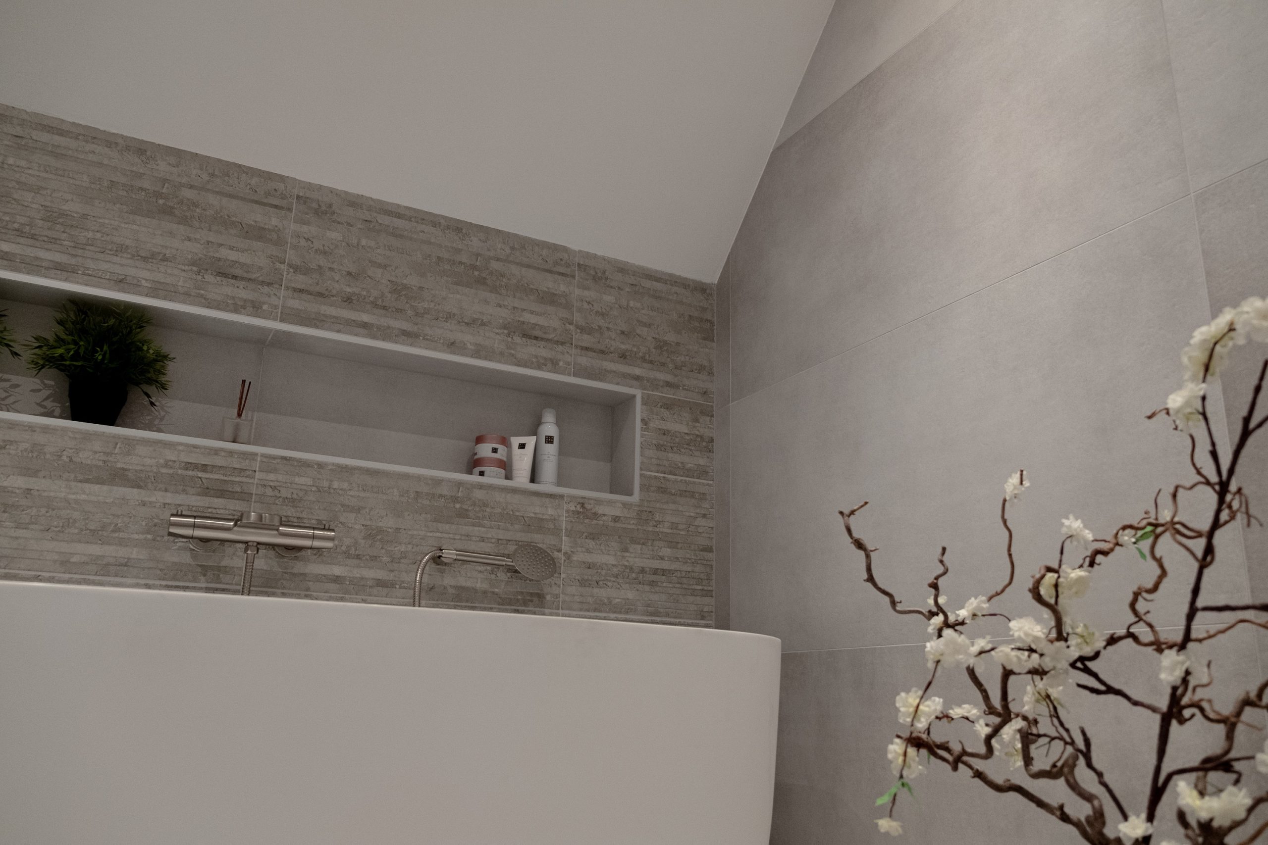 Wandtegel-33x65-cm-Grijs-H35-gecombineerd-met-Vloertegel-60×120-cm-Betonlook-wit-grijs-Lux-Bianca-A21-op-de-wand-scaled-2 Wandtegel 33x65 cm Grijs H35 gecombineerd met Vloertegel 60×120 cm Betonlook wit grijs Lux Bianca A21 op de wand