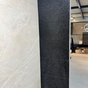 Wandtegel-33x65-cm-Shine-Zwart-RBT16-bekijk-het-in-onze-showroom-