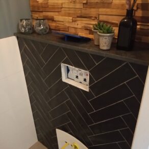 Wandtegel-7,5x30-cm-Cifre-colonial-black-mate-op-het-toilet-gebruikt