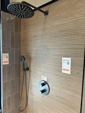 Wandtegel Dassel OAK Cifre RBT125 in combinatie met Wandtegel APE Sarasota licht grijs
