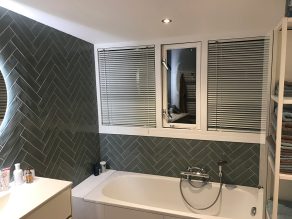 Wandtegel hoogglans colonial jade RBT26 gebruikt in de badkamer