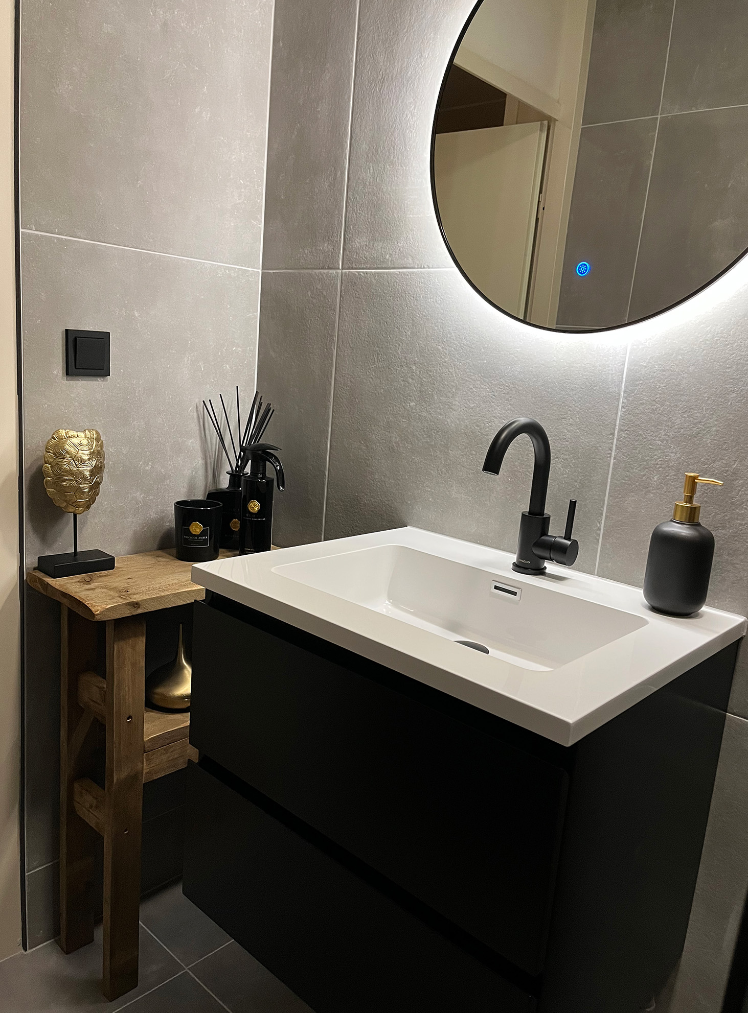 Winactie RB Tegels - Betonlook vloertegels Alaplana Assen Grey - in de badkamer Betonlook vloertegels 60x60 cm Alaplana Assen Grey