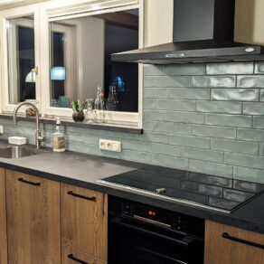 Winactie-RB-Tegels-Wandtegel-colonial-jade-mate-RBT25-aan-de-achtermuur-in-de-keuken-