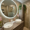 Gepolijst vloertegel 60x120 marmerlook Oly Taupe R20 en Vloertegel 30×60 cm Betonlook beige DC91 in de badkamer gelegd