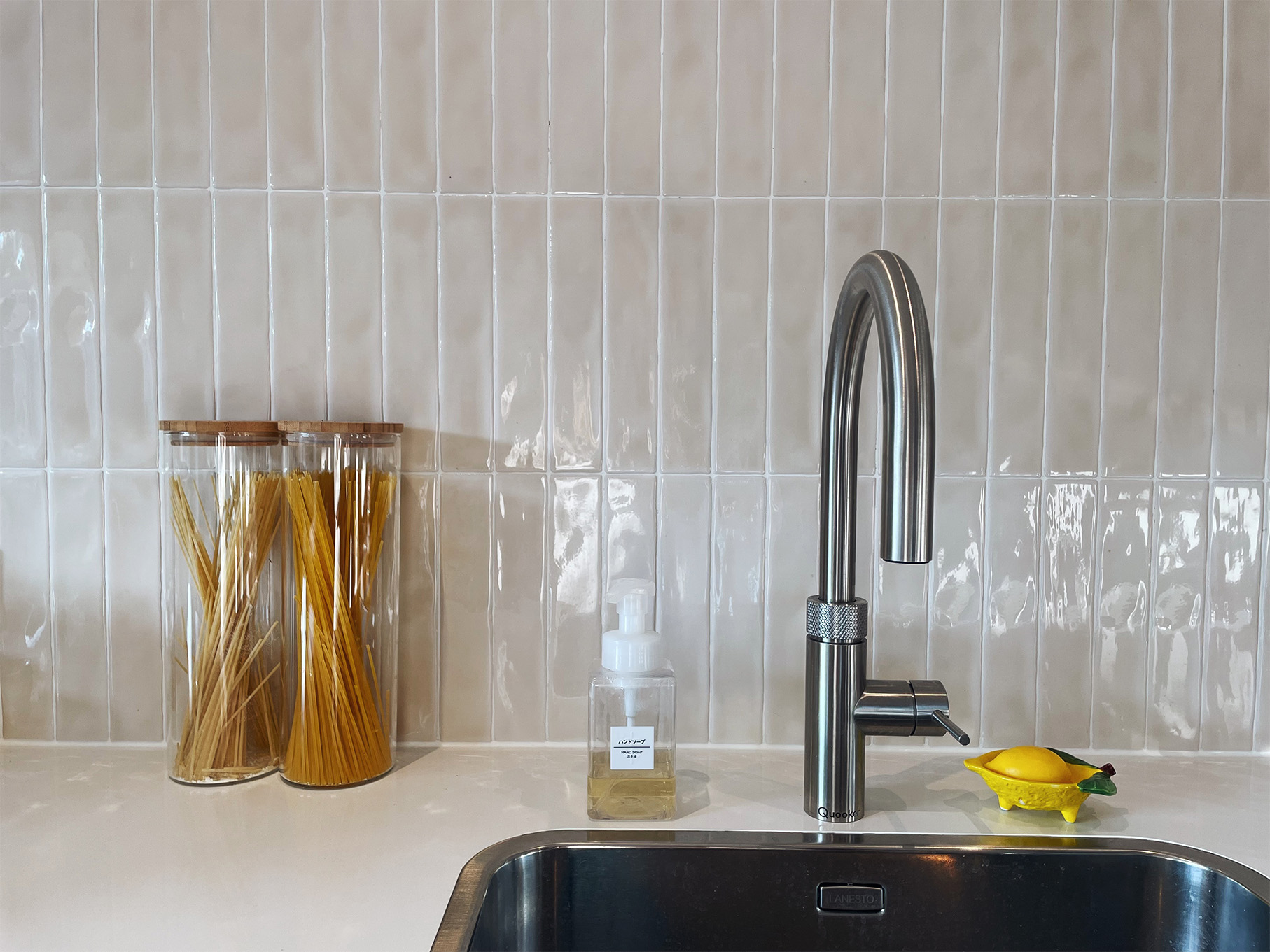 Winactie RBT - wandtegel Trinity beige RBT78 op de achterwand in de keuken