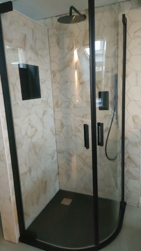 Winactie RBTegels-Hexagon 15x17cm marmerlook goud MAT C107 - in de badkamer