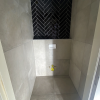 Vloertegel 60×60 cm Betonlook beige DC91 met Wandtegel 7,5x30 cm Colonial Black Brillo RBT24