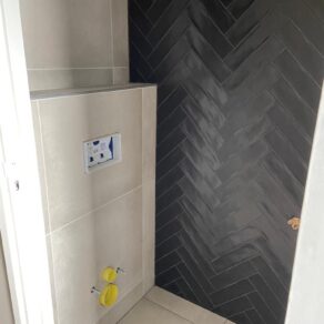 Winactie-RBTegels-Wandtegel-7,5x30-cm-Colonial-Black-Mate-in-het-toilet